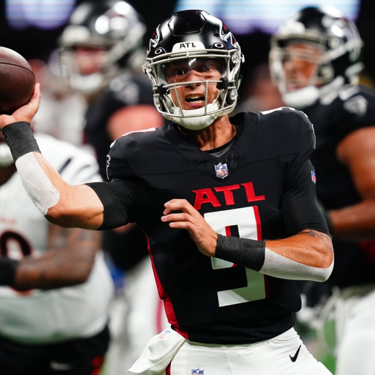 Atlanta Falcons quarterback Desmond Ridder (4) passes the ball