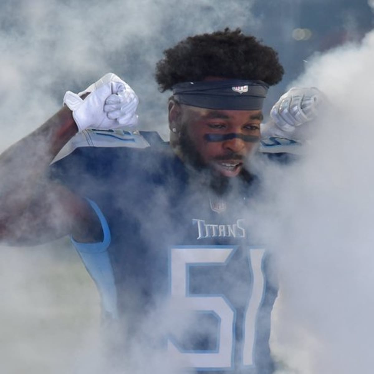 Tennessee Titans linebacker David Long Jr. (51) runs onto the field before  an NFL football game against the Cincinnati Bengals Sunday, Nov. 27, 2022,  in Nashville, Tenn. (AP Photo/Mark Zaleski Stock Photo - Alamy