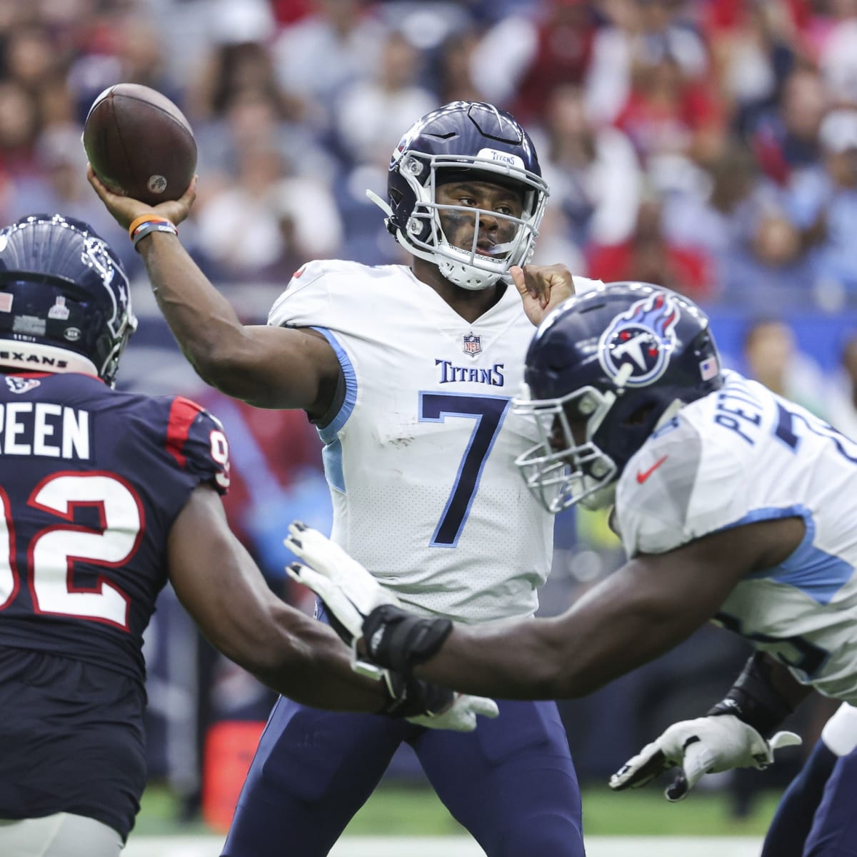 Houston, TX, USA. 30th Oct, 2022. Tennessee Titans quarterback Malik Willis  (7) during a game between