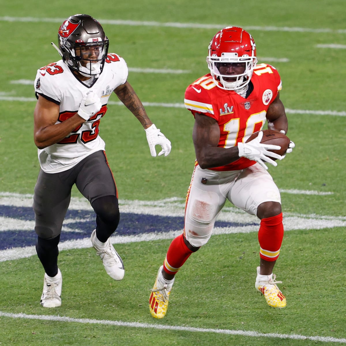 Tyreek Hill Made To Look Tinier And Weaker Than Ever Next To