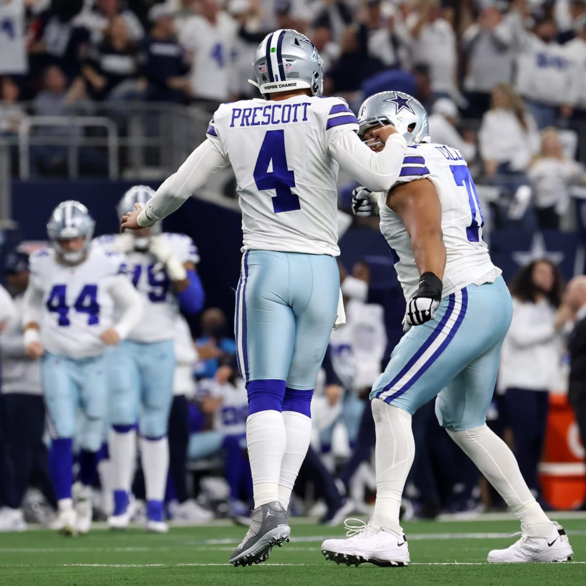 Dak Prescott signs four-year, $160 million deal with Dallas