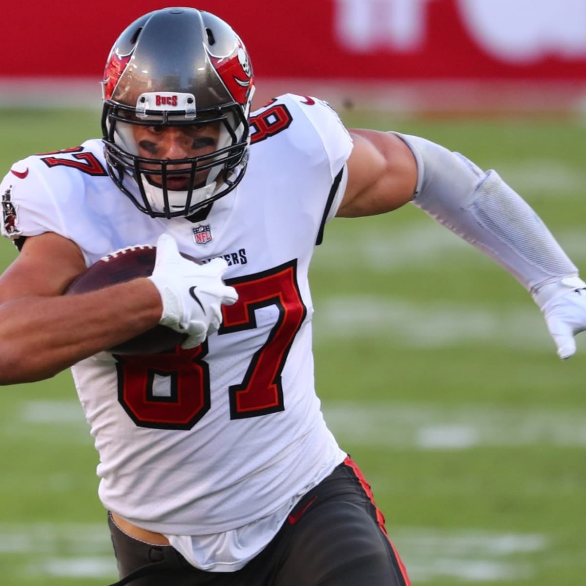 Buccaneers' Rob Gronkowski: I think Julian Edelman will return to