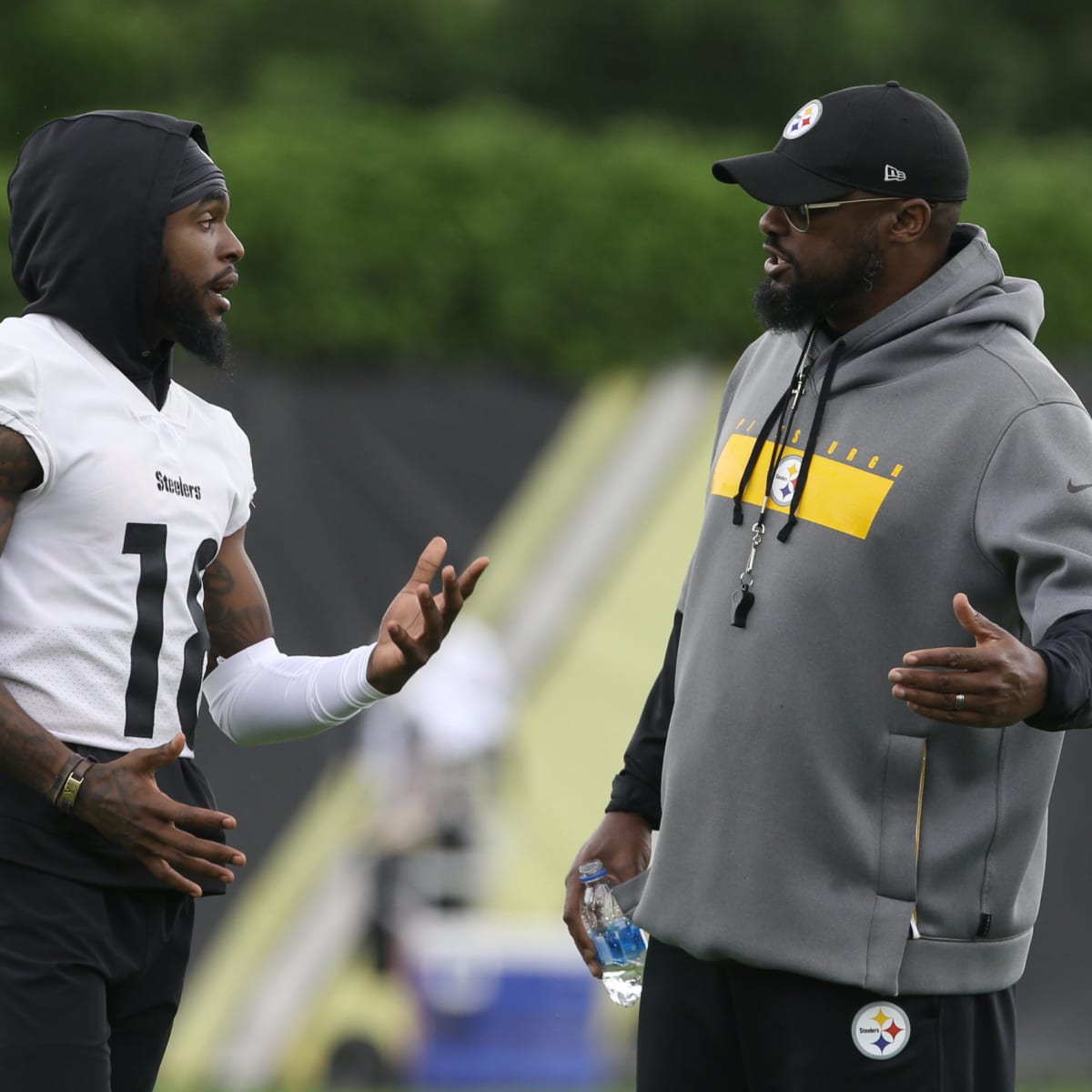 Mike Wallace reports to Steelers camp