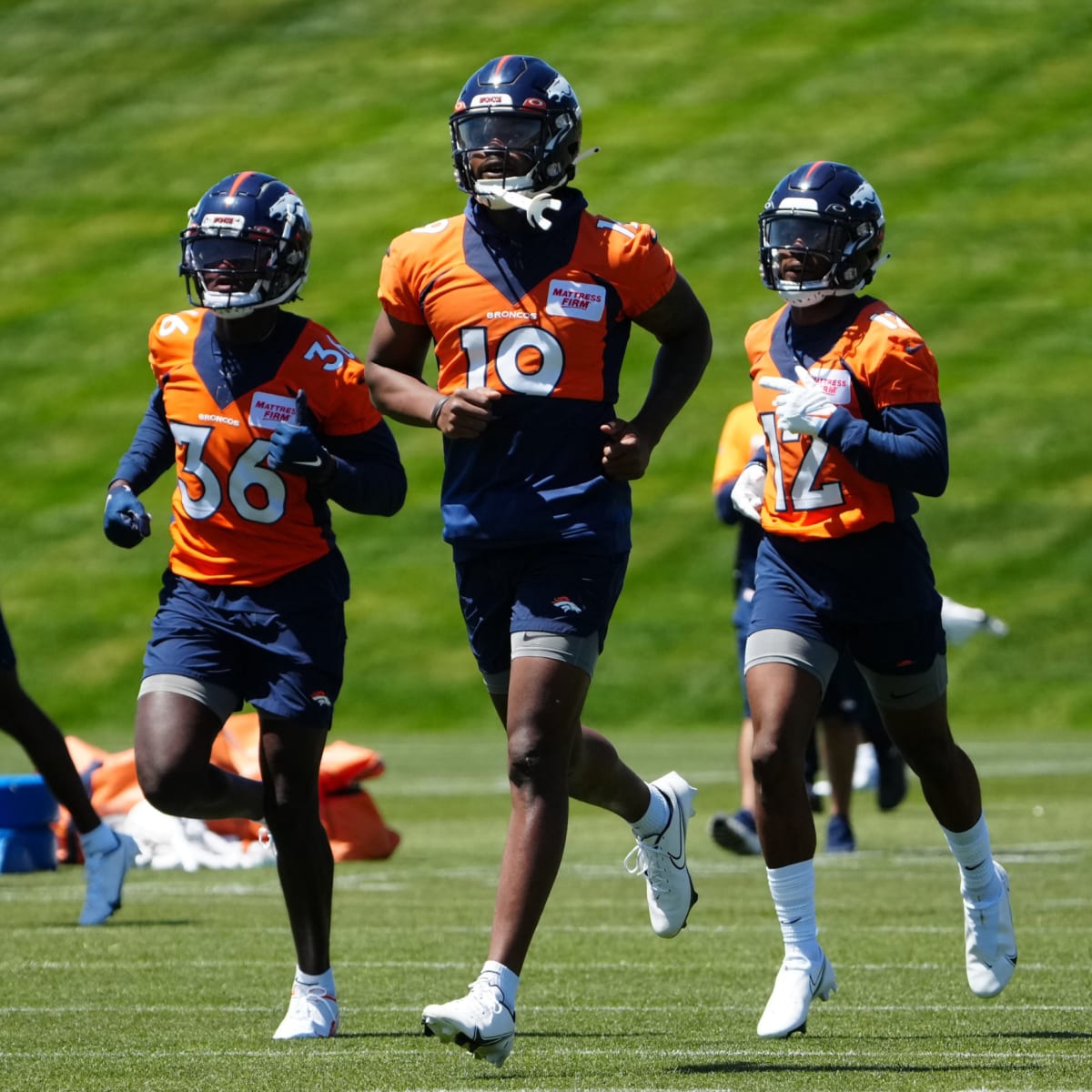 Seahawks start three rookies against Broncos