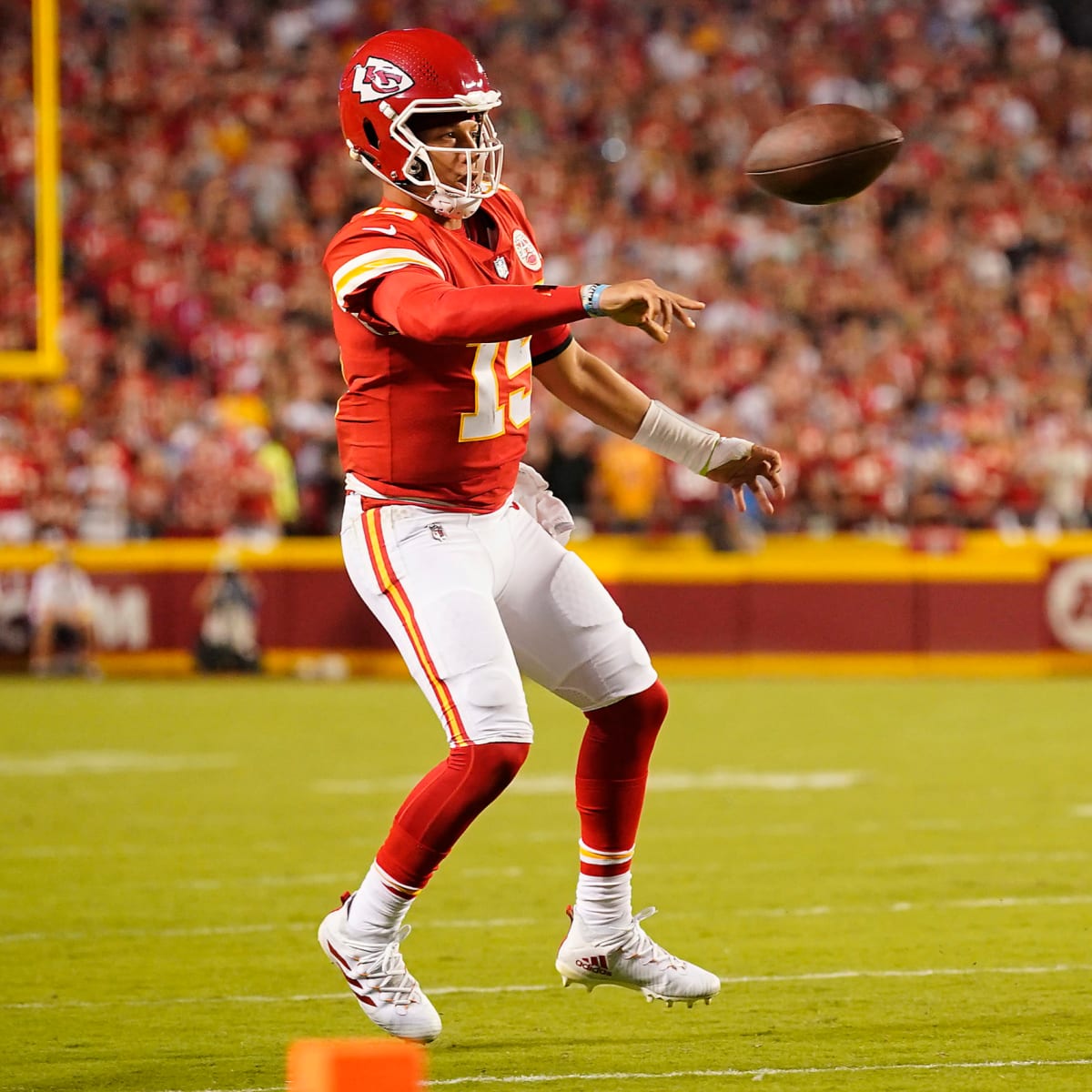 Tyreek Hill Sends Message To Patrick Mahomes While Watching Chiefs vs.  Chargers 