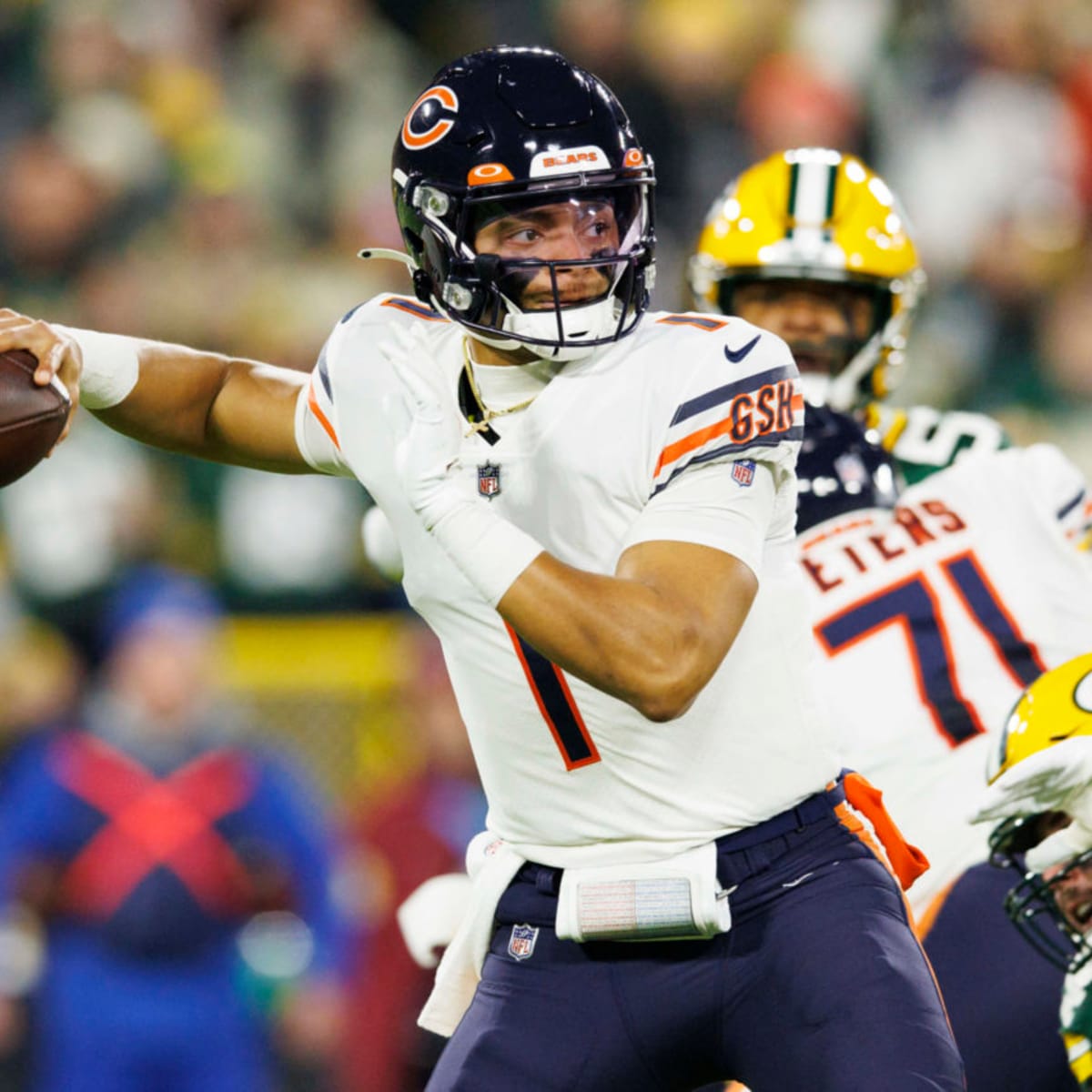 Chicago Bears QB Justin Fields begins big season with lackluster  performance in loss to Green Bay