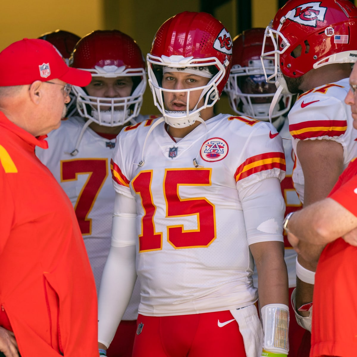 Kansas City Chiefs vs. Las Vegas Raiders. Fans support on NFL Game.  Silhouette of supporters, big screen with two rivals in background Stock  Photo - Alamy