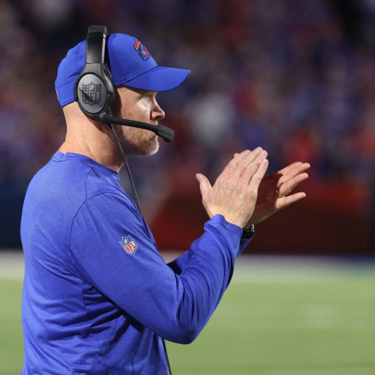 Jim Kelly, Marv Levy pump up Bills crowd before kickoff vs. Titans