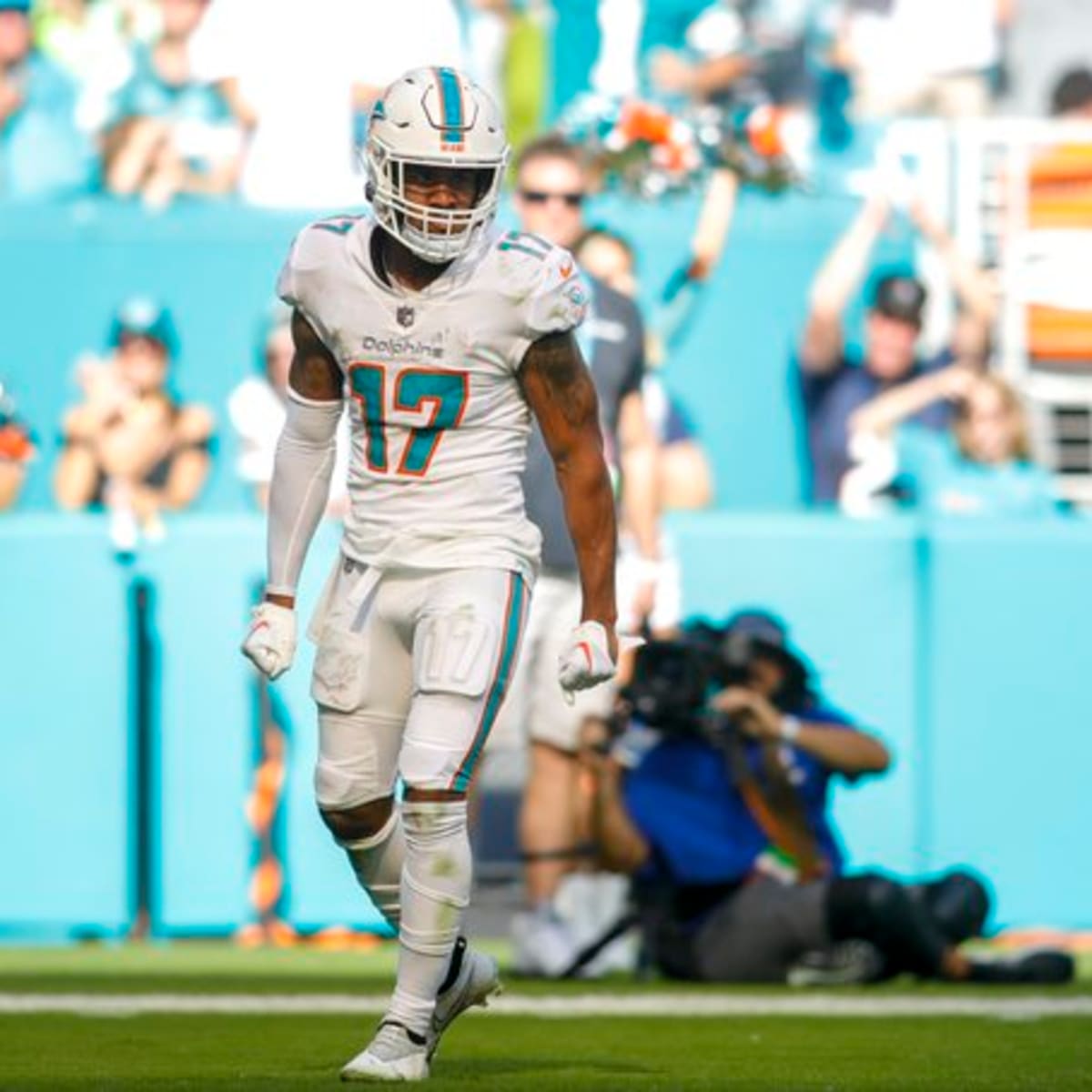 Jaylen Waddle injury: Dolphins WR dealing with shoulder injury in