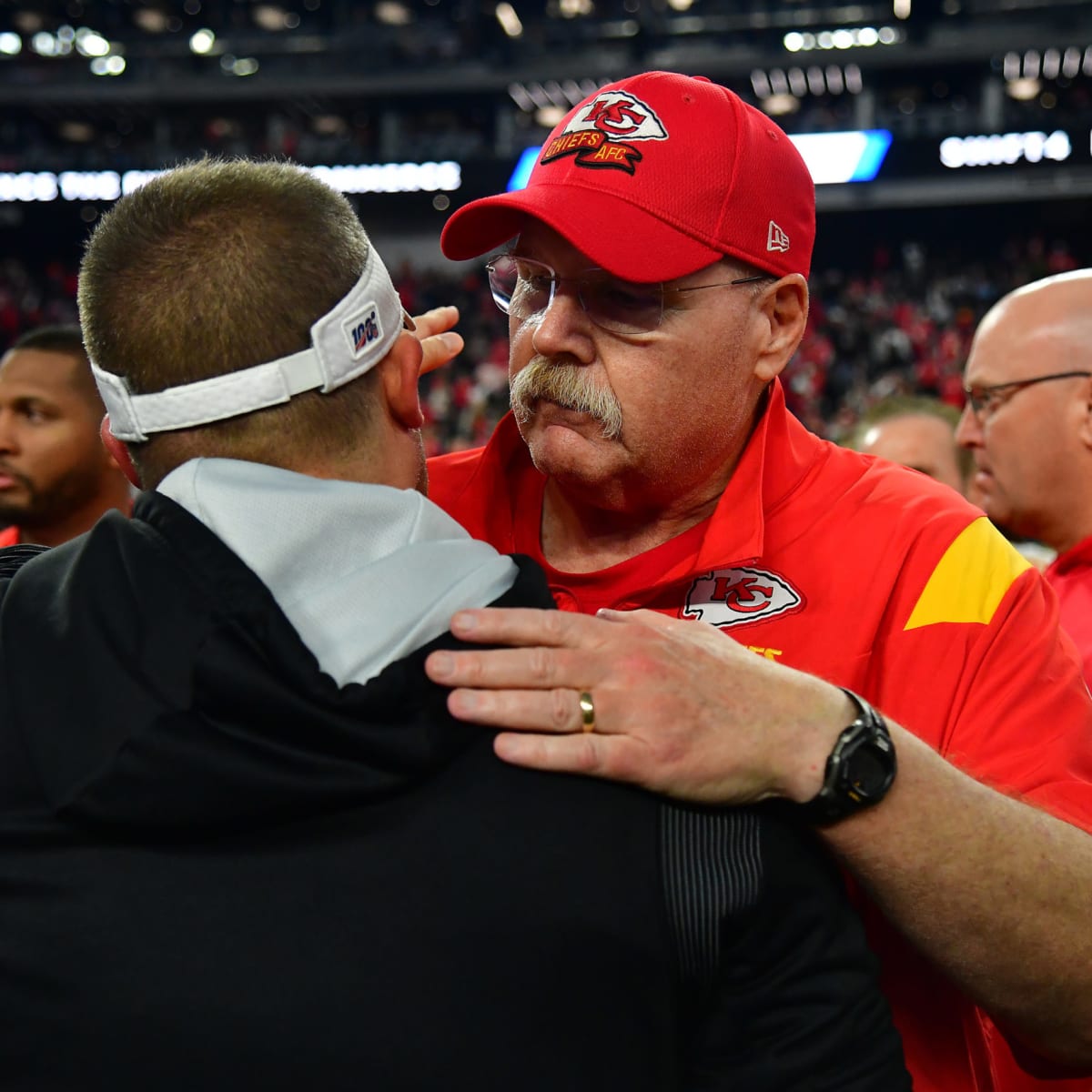 Chiefs' spinning huddle sets up trick play vs. Raiders