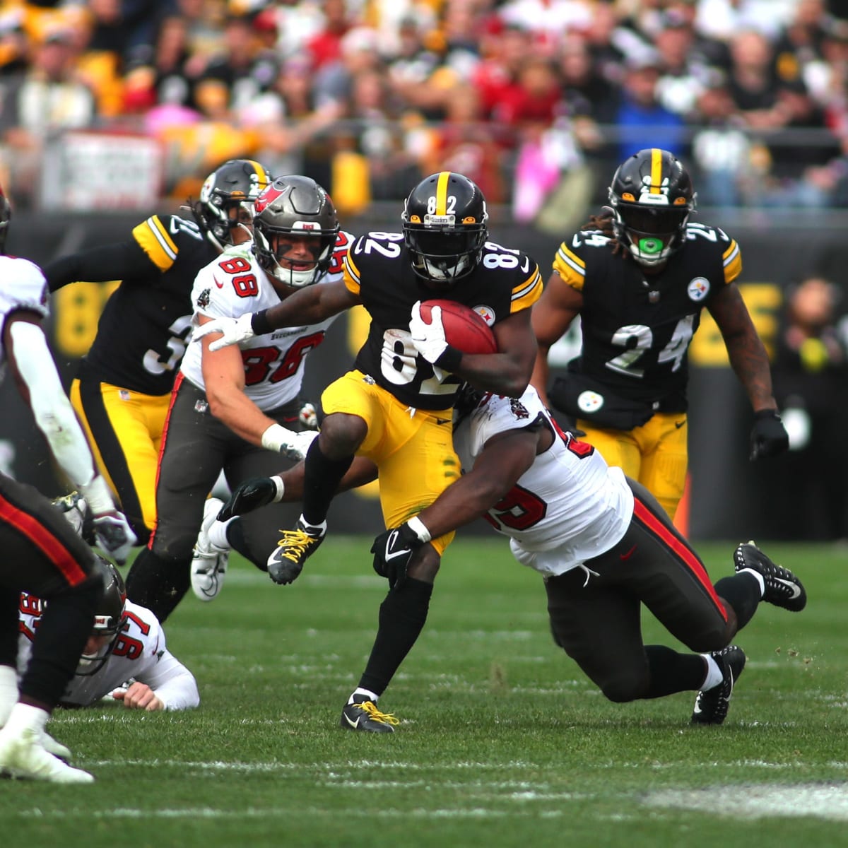 Pittsburgh Steelers wide receiver Steven Sims returns a kickoff 88