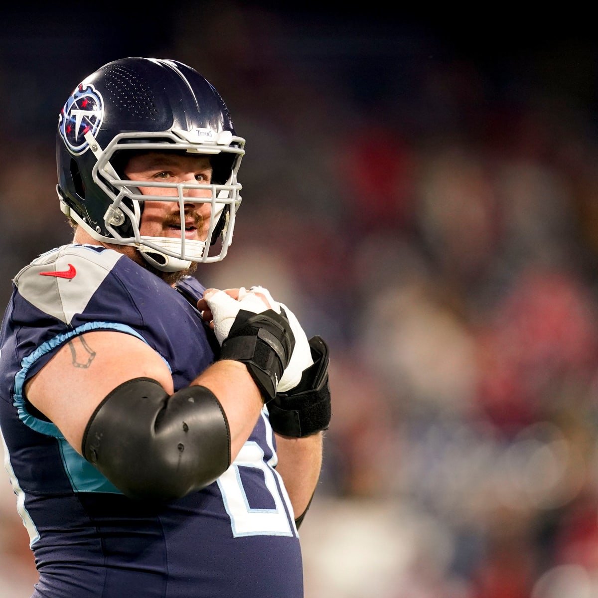 Tennessee Titans center Ben Jones (60) runs onto the field before