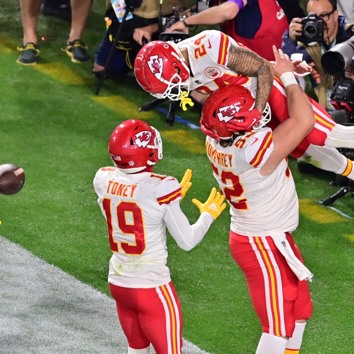 How Chiefs' Toney, Moore impact receiving core in new roles