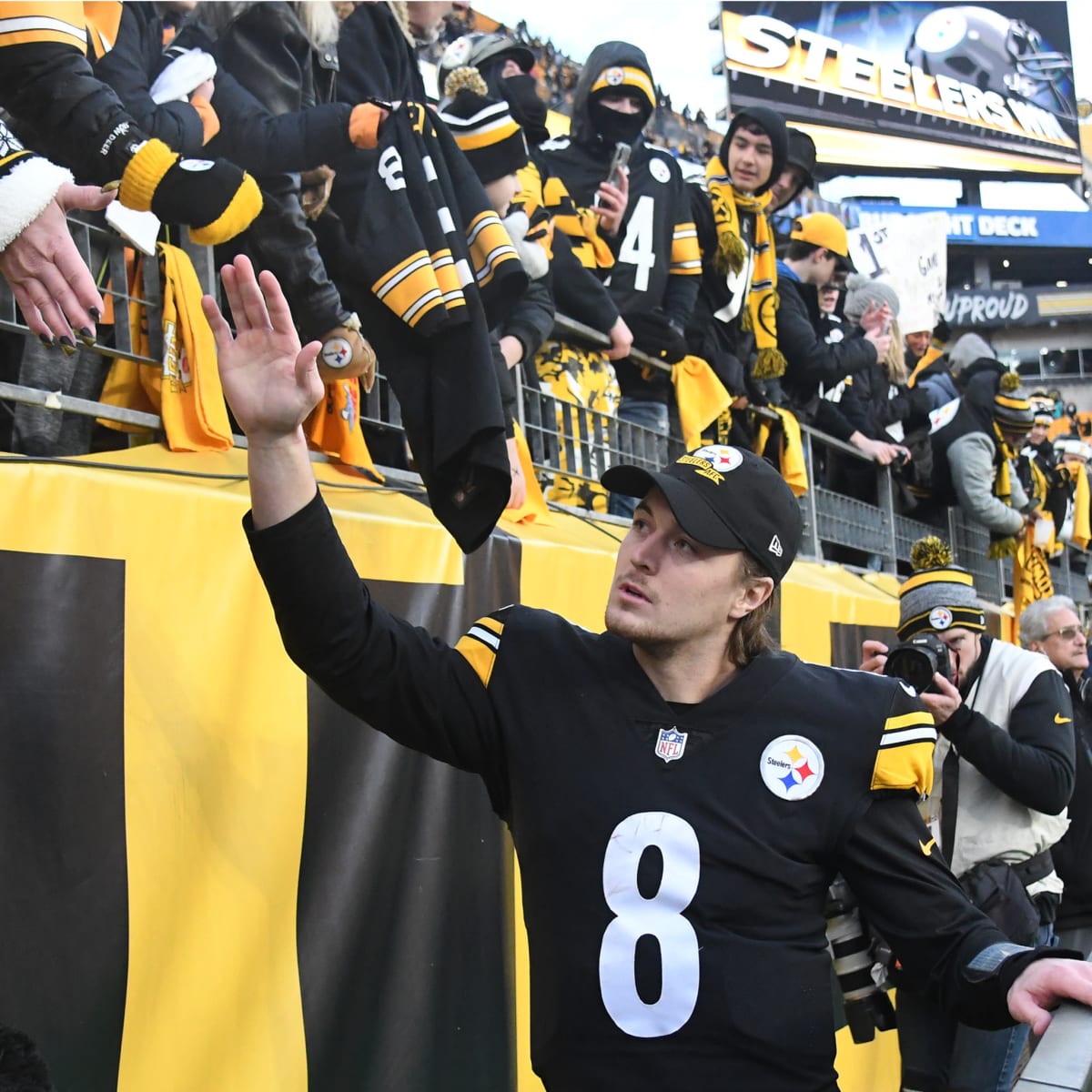 Kenny Pickett Wears Classic Nike Sneakers Before Steelers Game - Sports  Illustrated FanNation Kicks News, Analysis and More