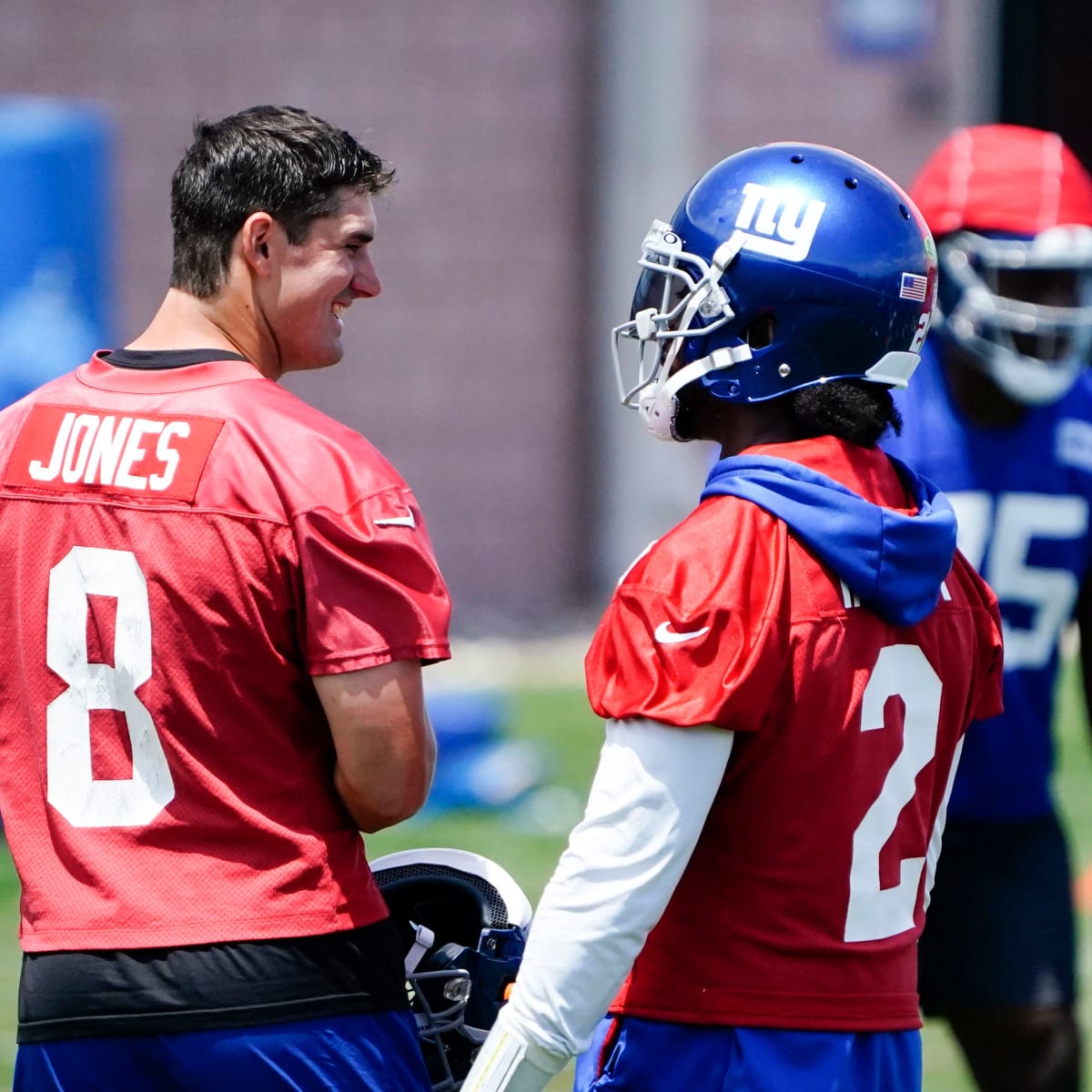 New York Giants quarterback Tyrod Taylor (2) passes during the