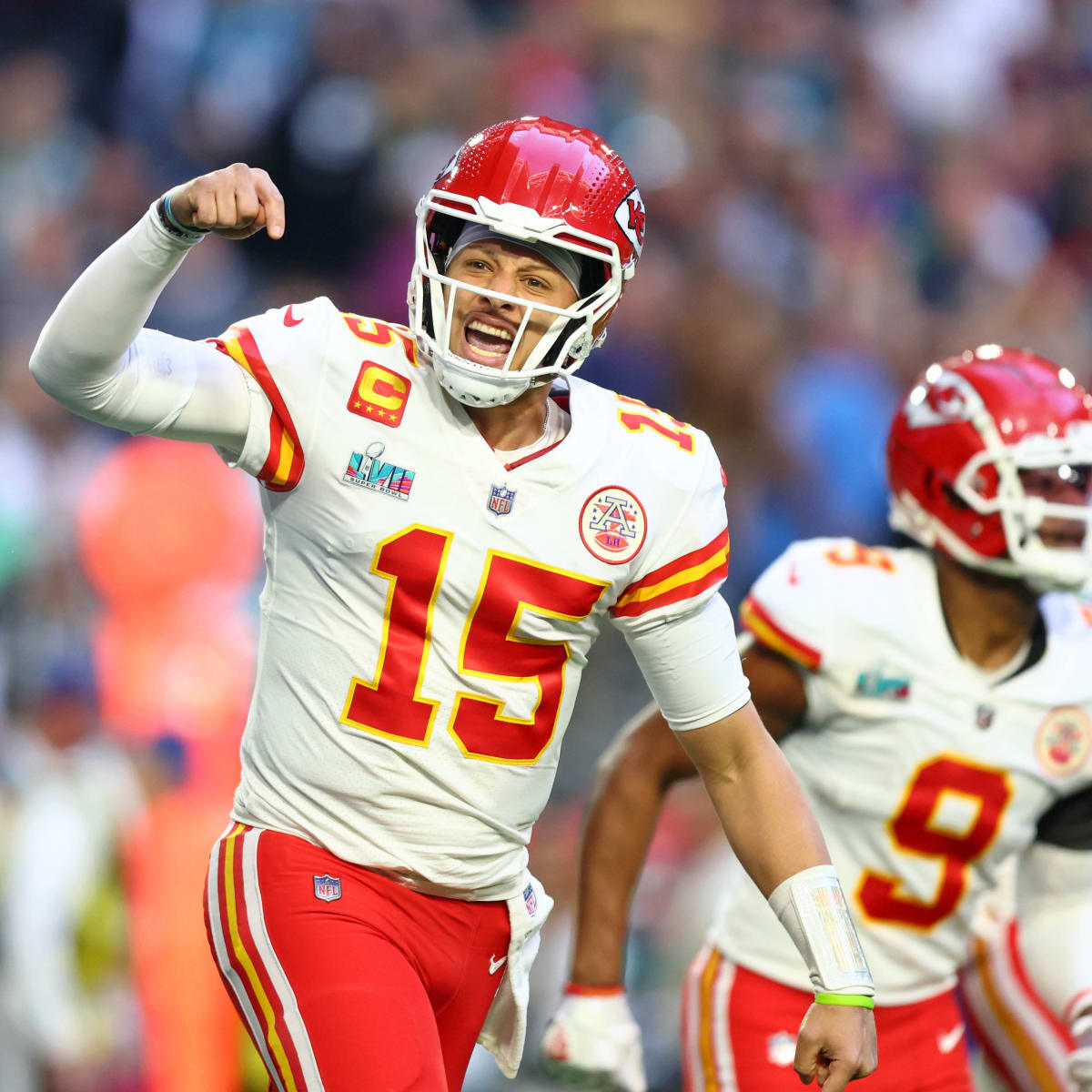 Chiefs' Patrick Mahomes breaks Dan Marino's NFL record with TD