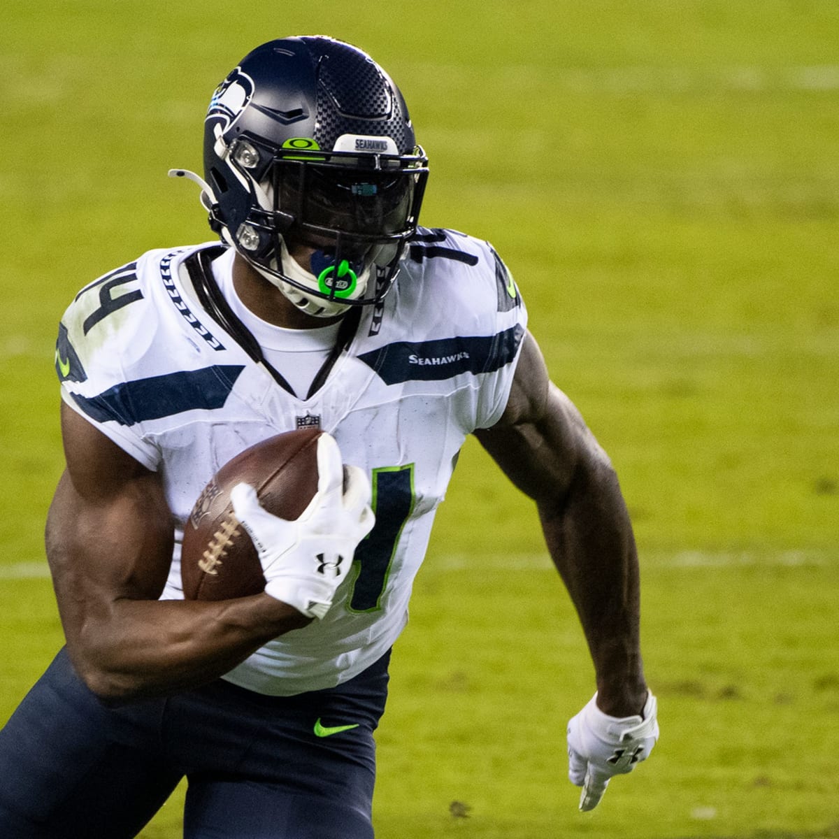 DK Metcalf holds firm, Geno Smith has early QB lead as Seahawks
