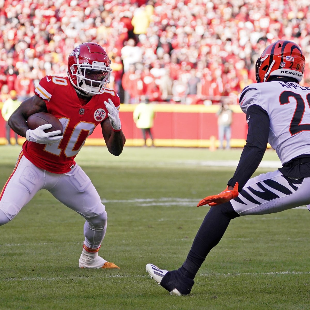 Tyreek Hill having fun with Dolphins new CB Eli Apple: 'Now I get