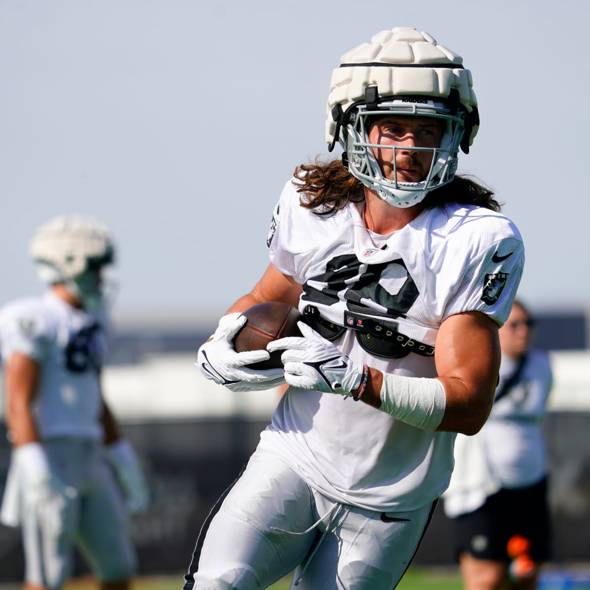 Raiders bring back TE Jacob Hollister