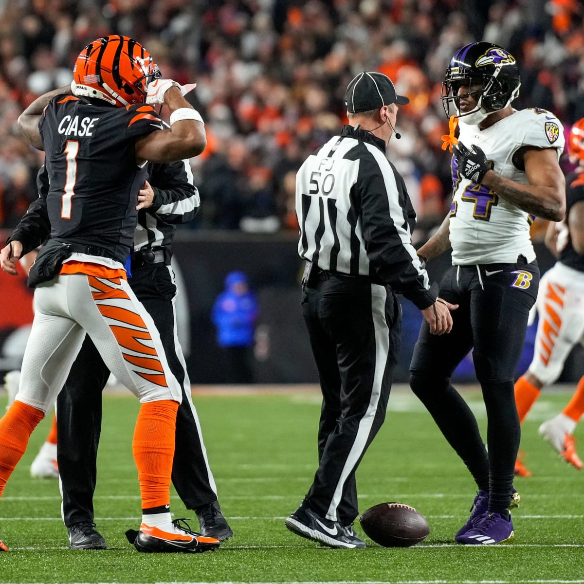 Raiders' Marcus Peters says dad will finally wear his jersey