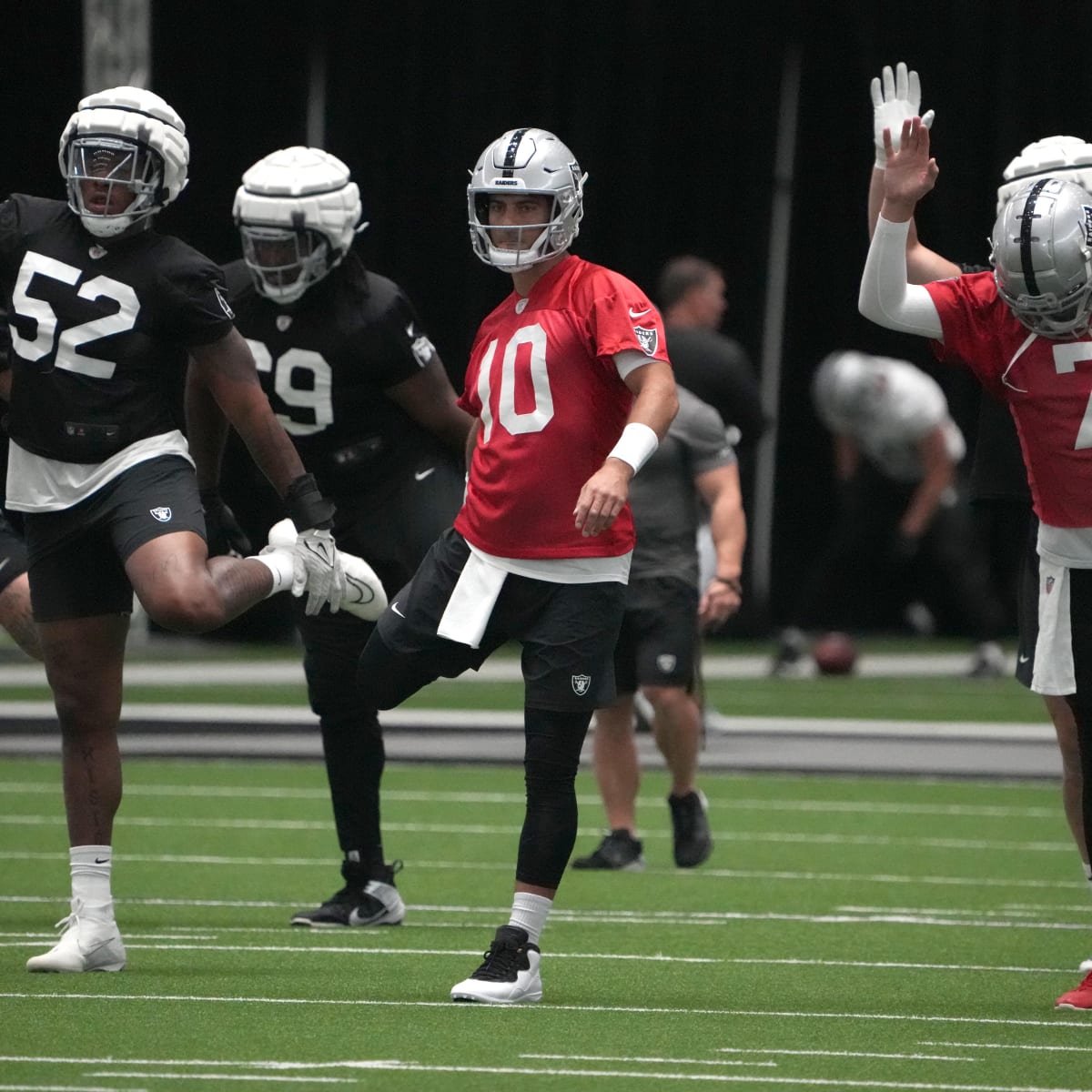 Raiders' Jimmy Garoppolo wins over locker room … again