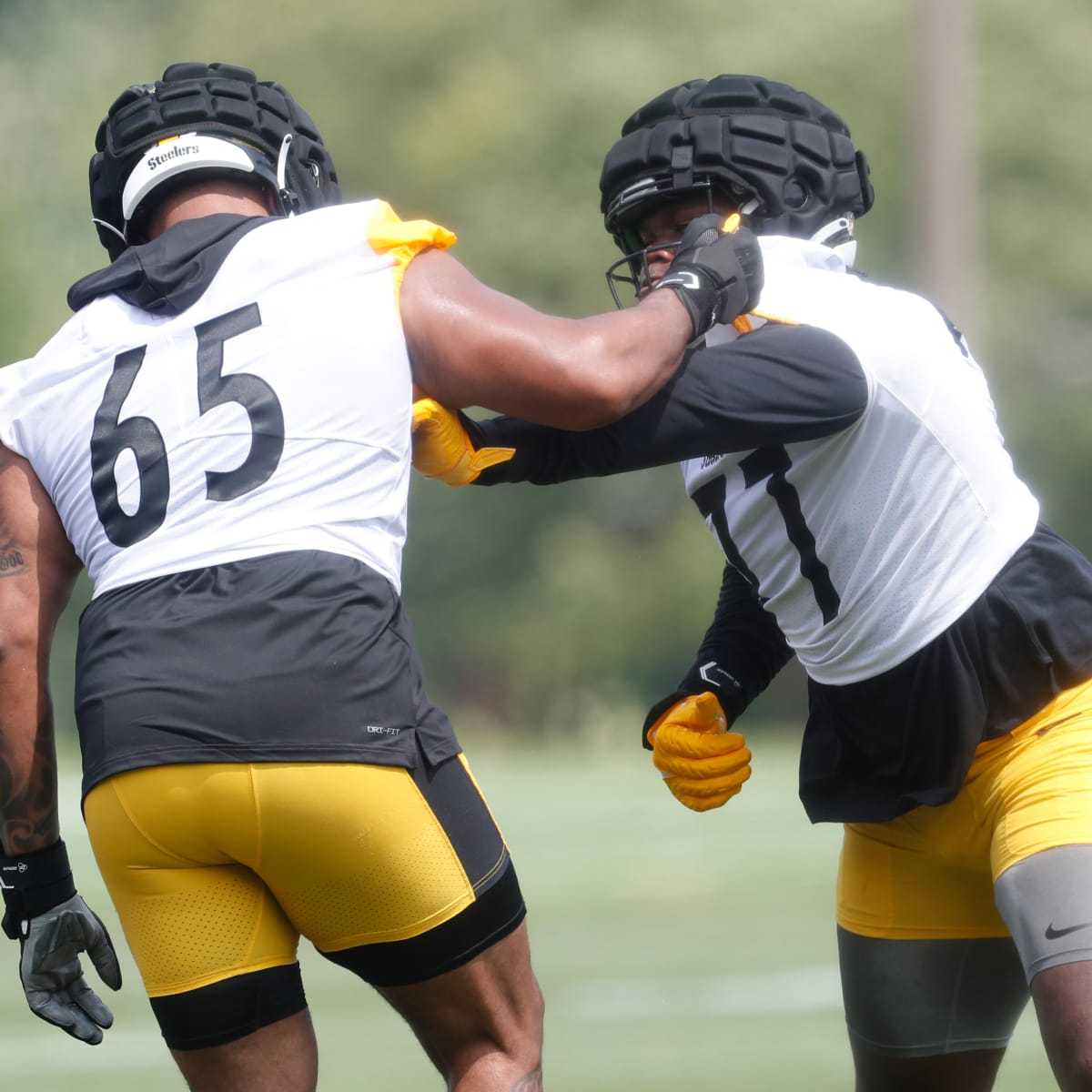 Steelers rookies and veterans report to training camp on the same day