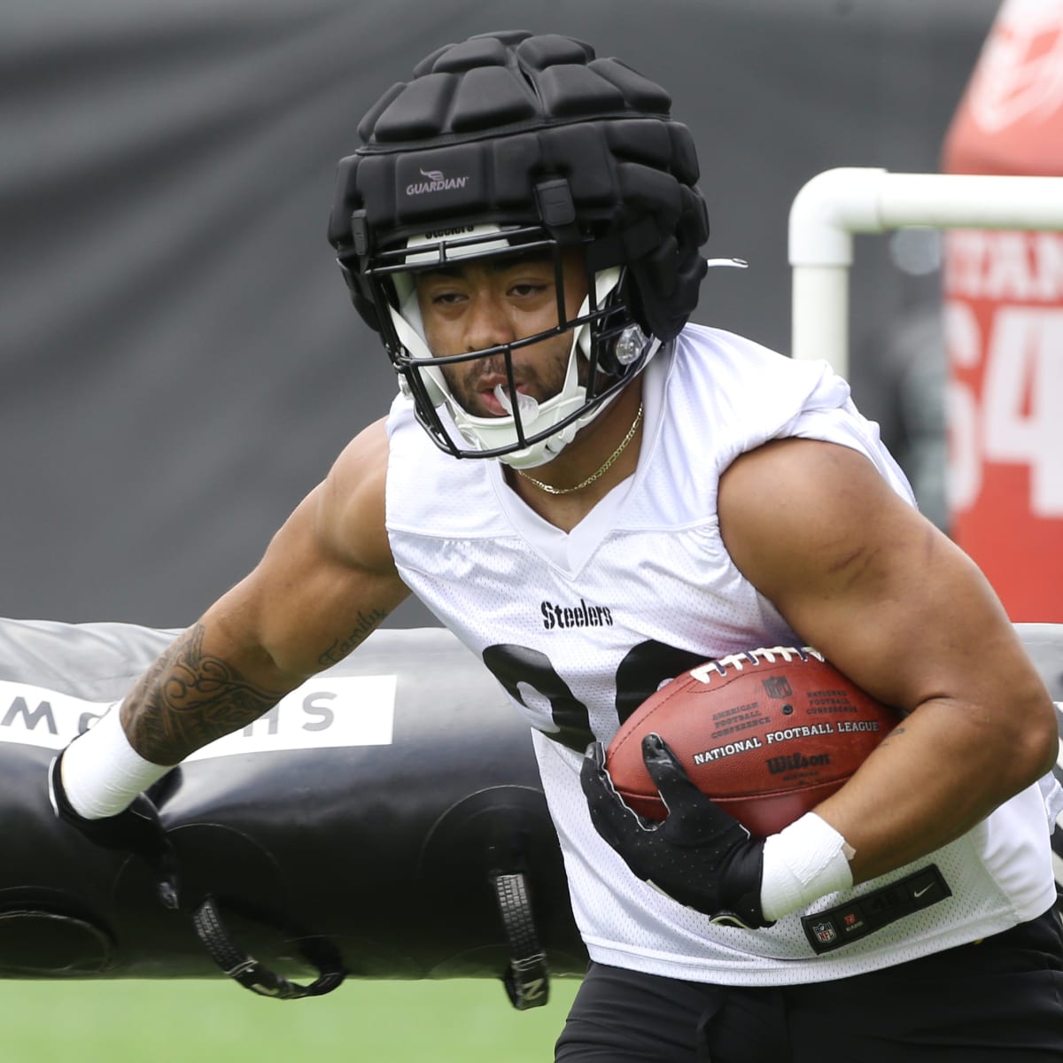 Steelers swap running backs on training-camp roster