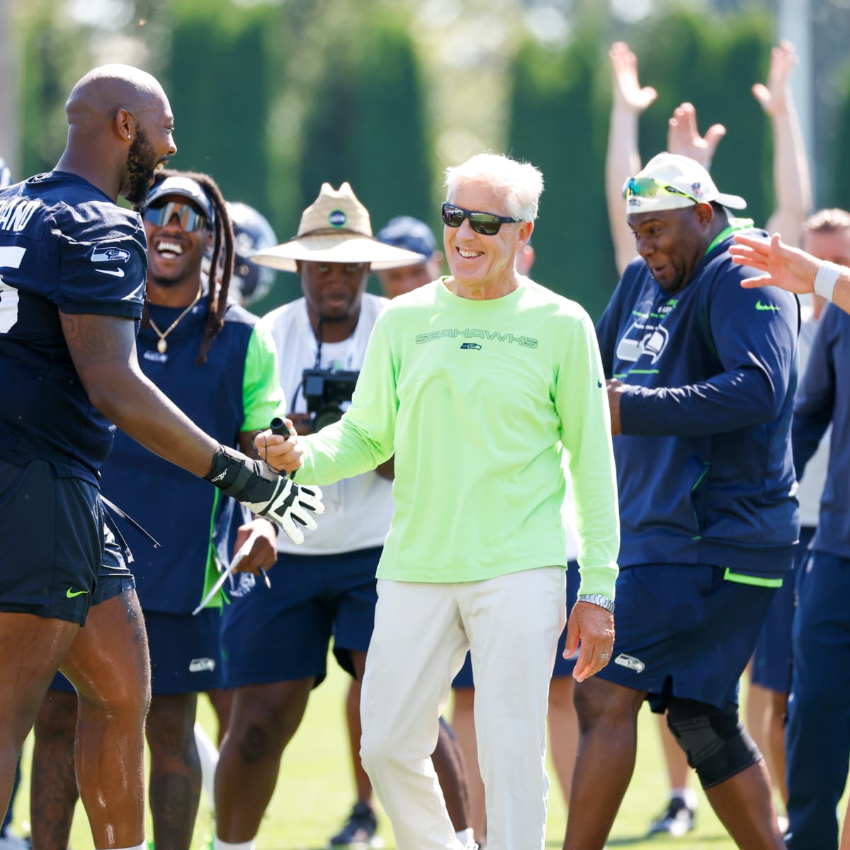 Pete Carroll plays QB at Seahawks' practice, gets hilarious reactions from  Snoop Dogg, Will Ferrell and others