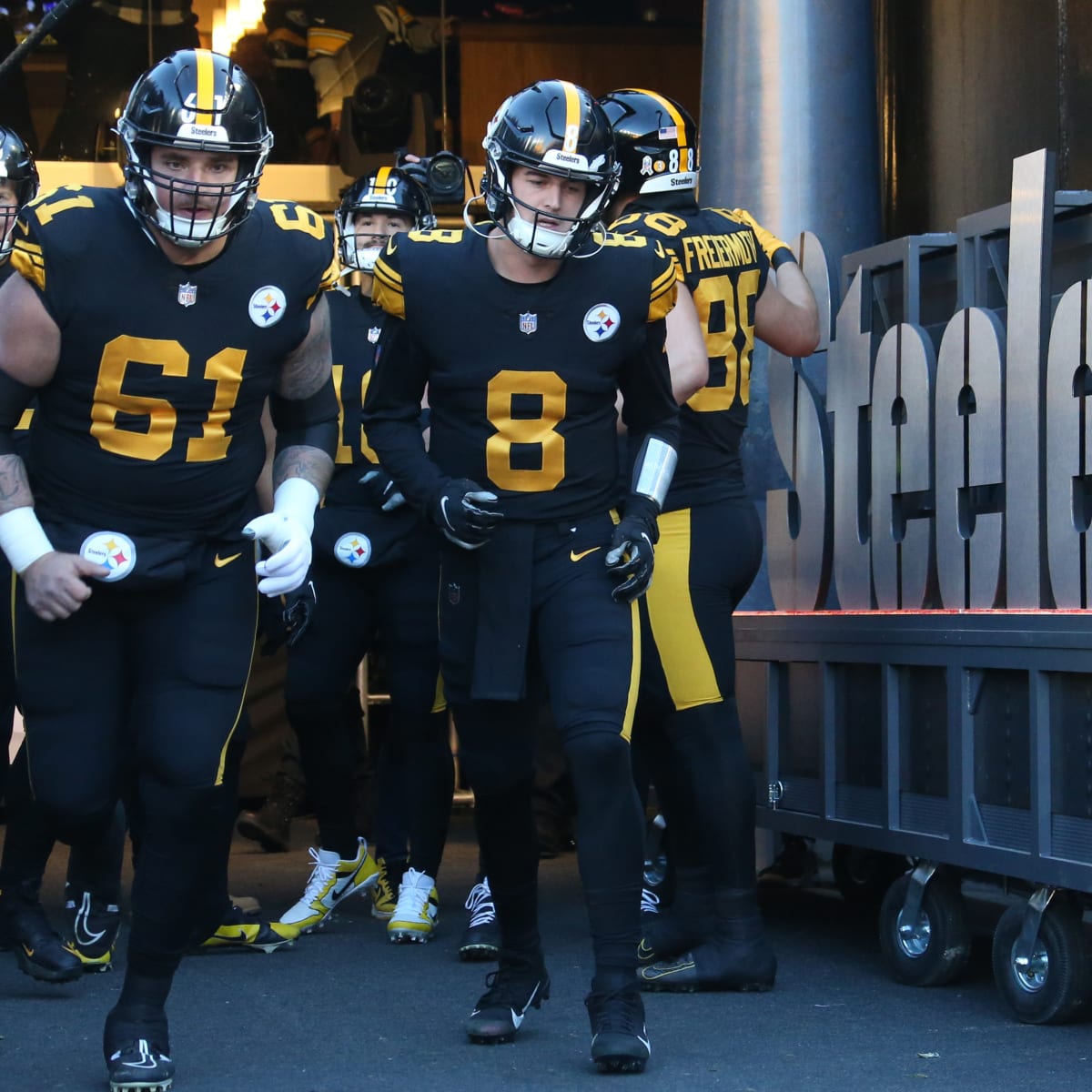 Mason Cole of the Pittsburgh Steelers warms up prior to the