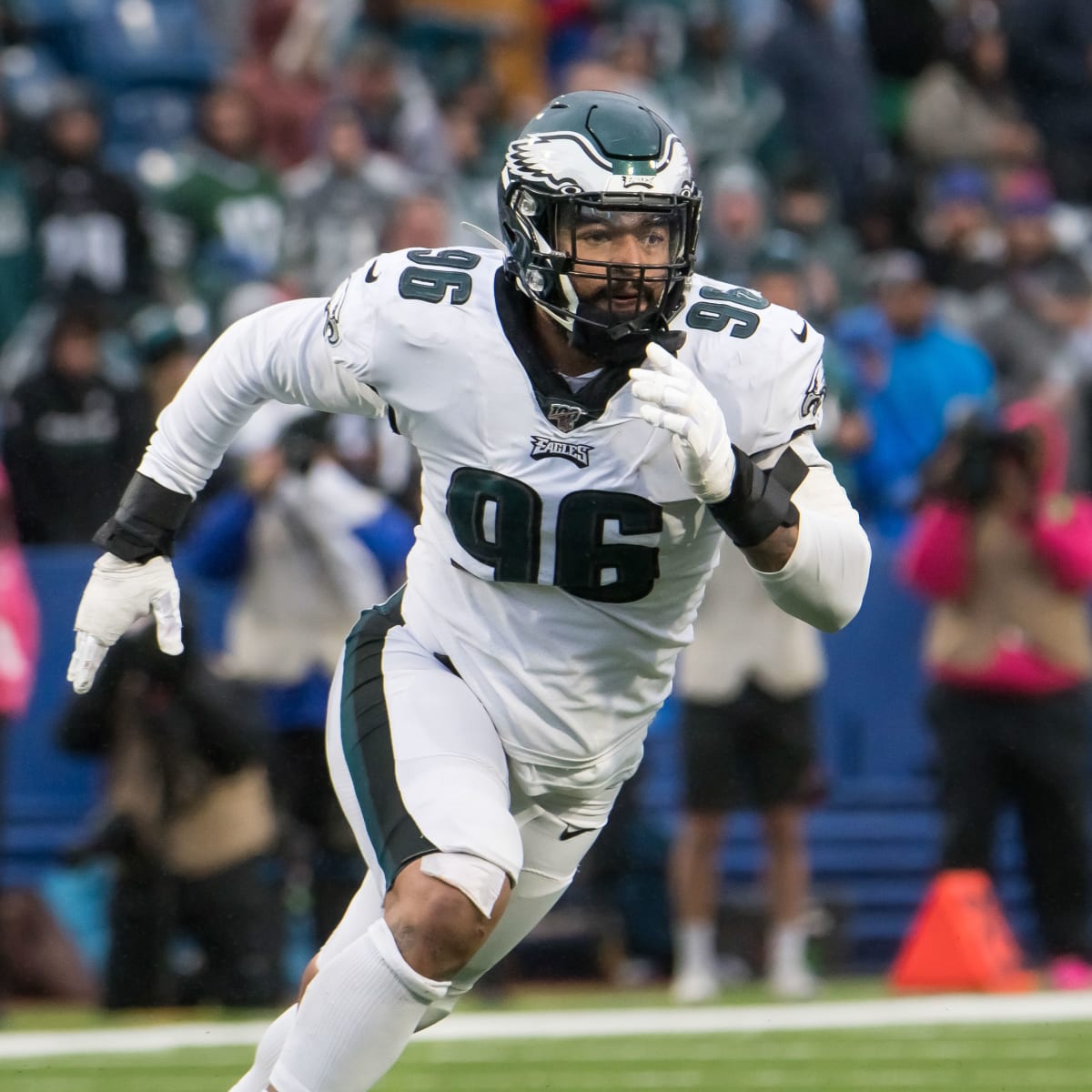 Eagles Select DE Derek Barnett