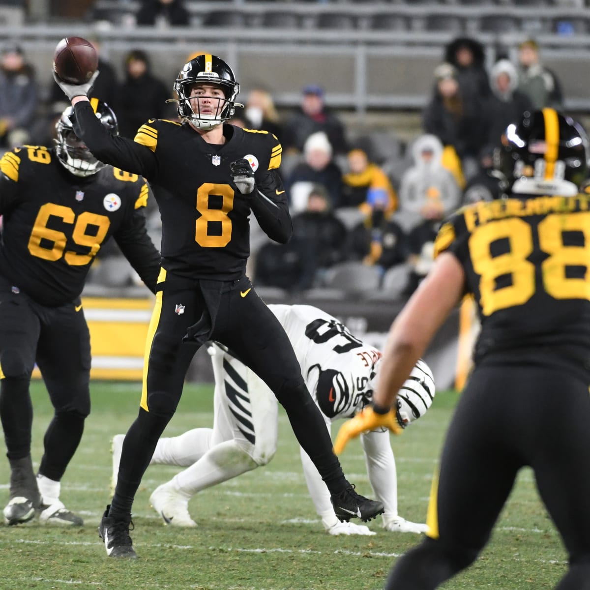 Pittsburgh Steelers quarterback Kenny Pickett rolls to his left for a  13-yard touchdown dime to Steelers tight end Pat Freiermuth