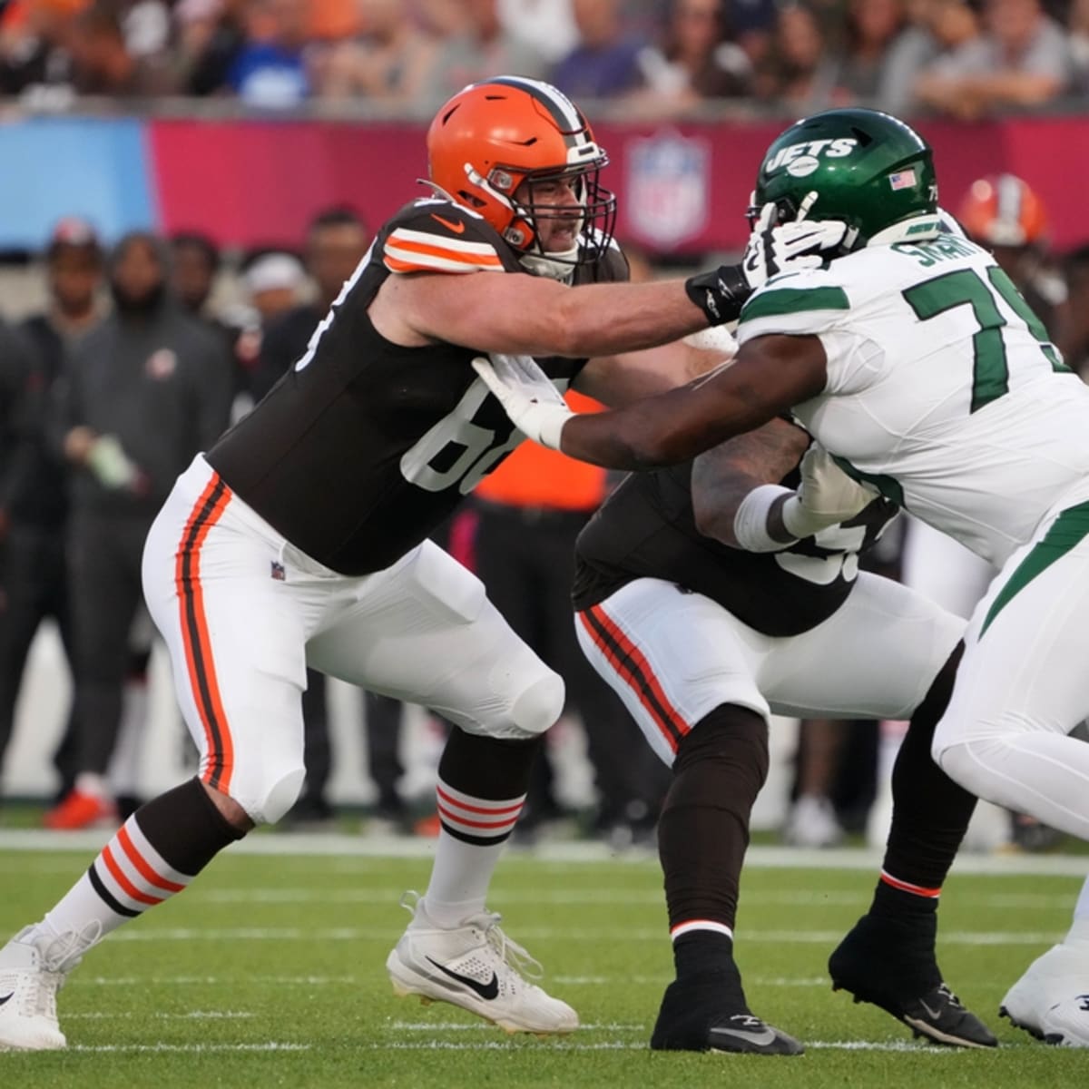 Cleveland Browns re-sign versatile offensive lineman Michael Dunn