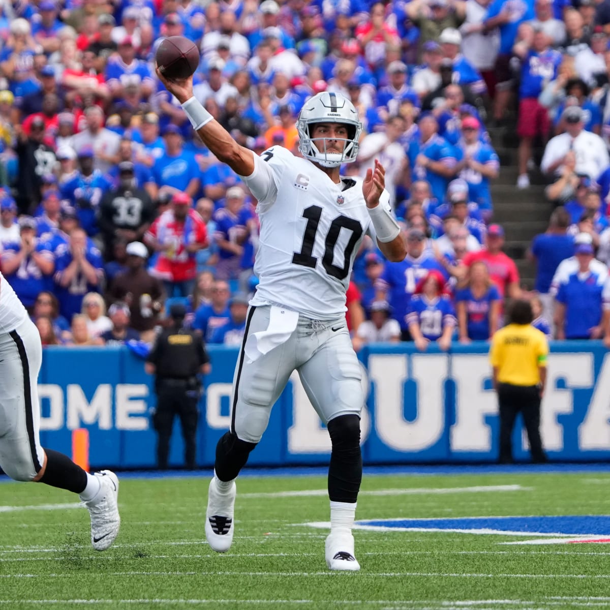 Jimmy Garoppolo wins over new Raiders teammates with late-game