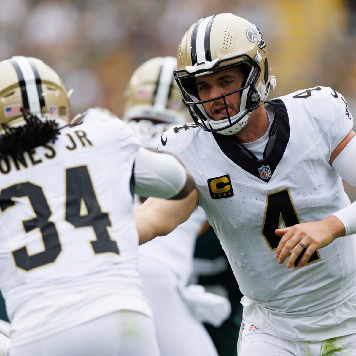 Saints' Derek Carr getting evaluated for shoulder injury after