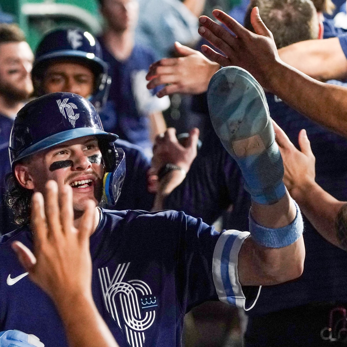 Kansas City sticks together. 💙❤️ @PatrickMahomes congratulated @BWitter15  on becoming the first ever 30 HR/30 SB player in @KCRoyals…