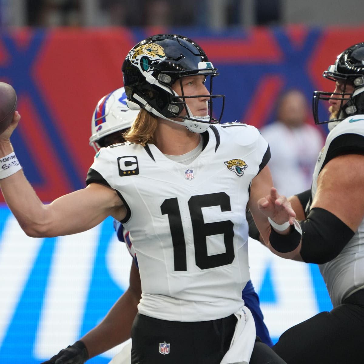 Jaguars QB Trevor Lawrence finds his way through Jets' defense as