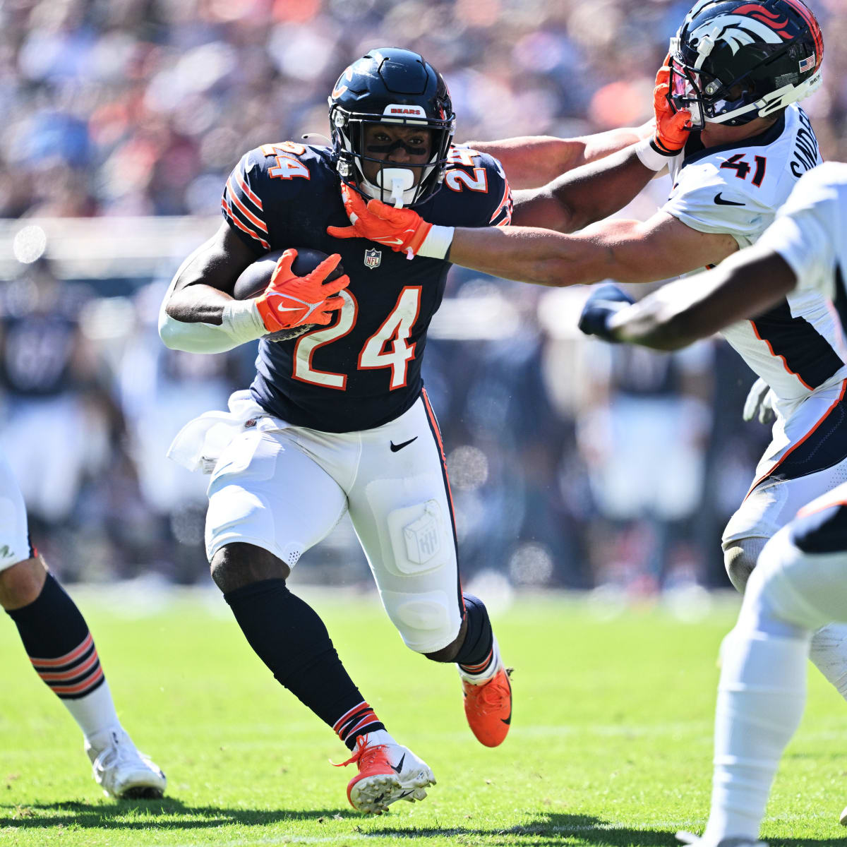 Chicago Bears running back Khalil Herbert (24) during an NFL football game  between the Packers and Bears Sunday, Sept. 18, 2022, in Green Bay, Wis.  (AP Photo/Mike Roemer Stock Photo - Alamy