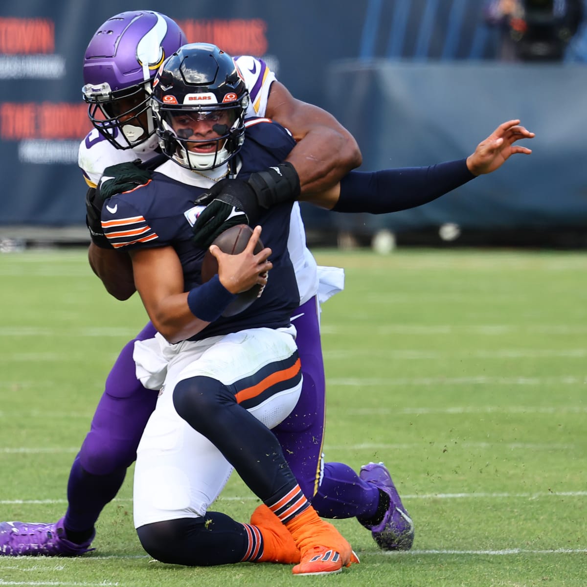 Chicago Bears QB Justin Fields leaves loss to Vikings with right hand  injury