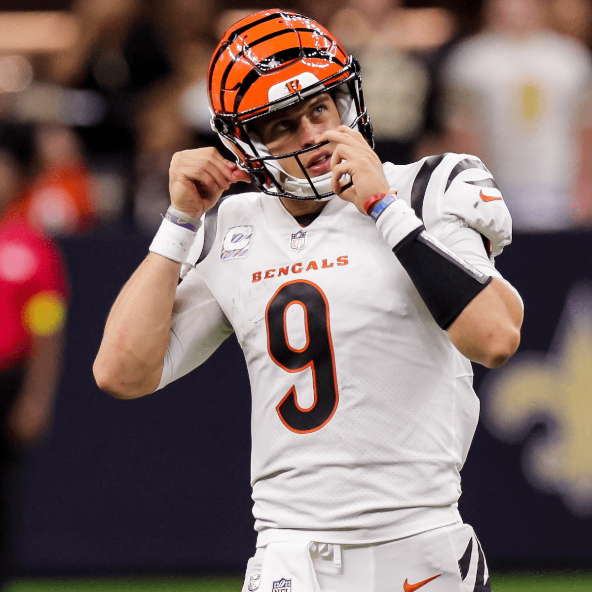 Bengals are sticking with a limited Joe Burrow. Here's why - The Athletic