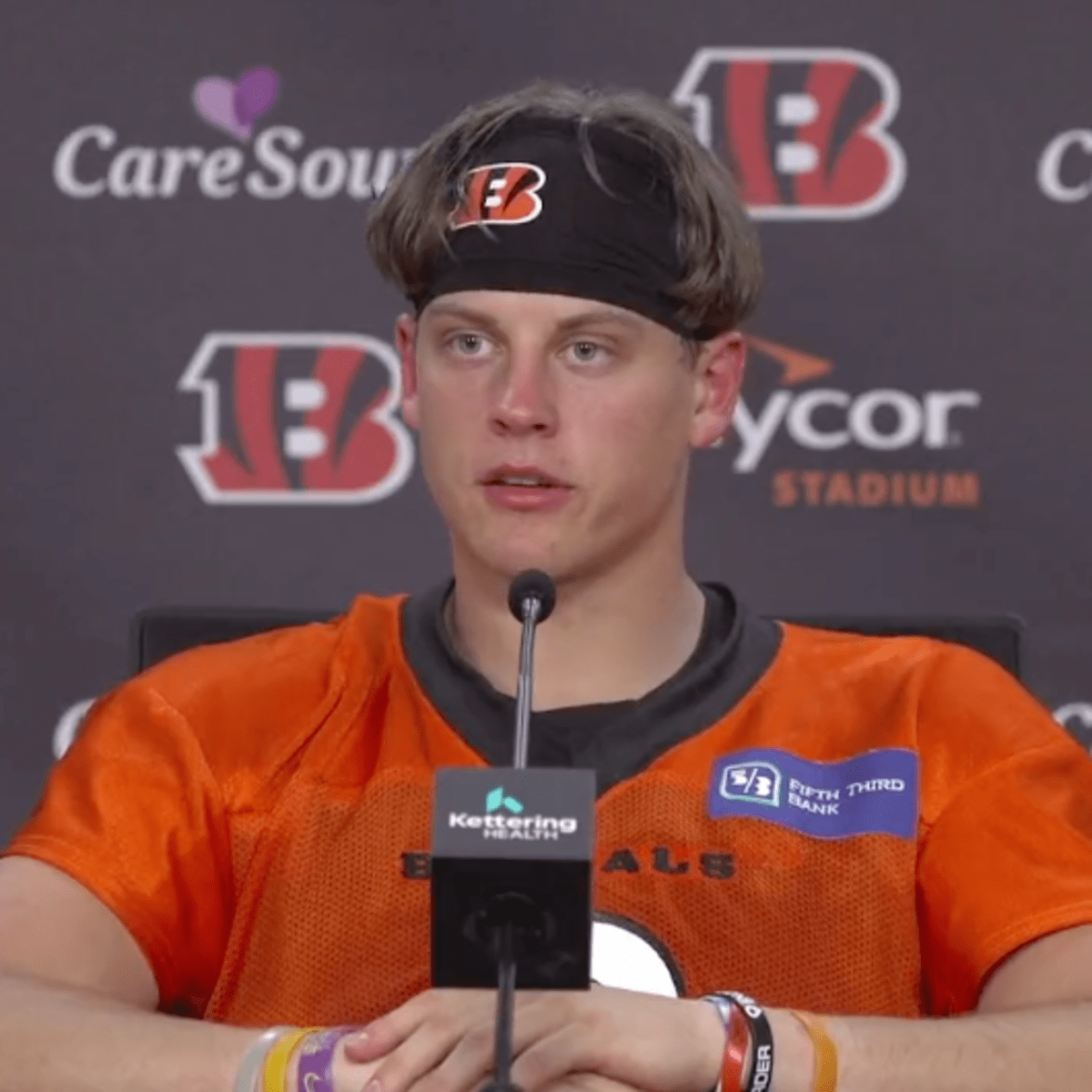 Bengals QB Burrow signs new contract, source says