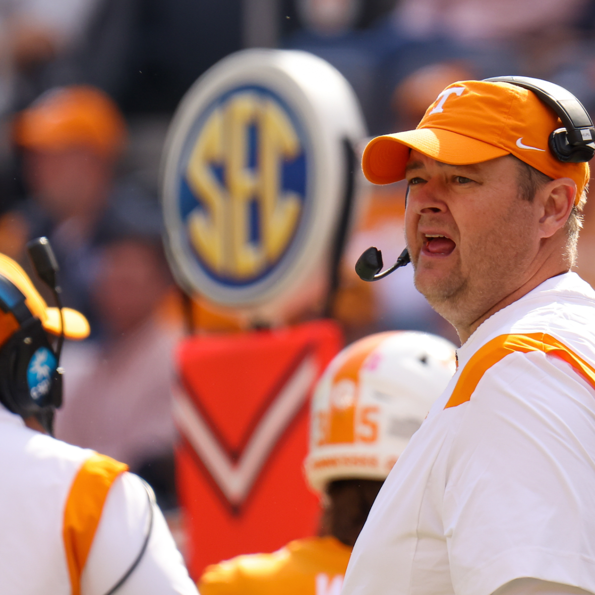 Tennessee football: Vols must go black and orange with Kentucky at night