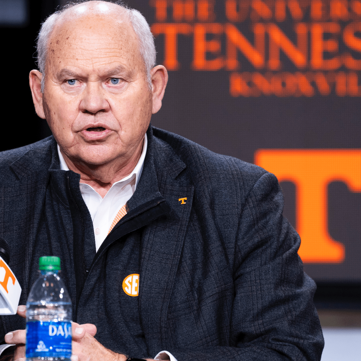 Former UT quarterback Peyton Manning, center, is congratulated by head  coach Phil Fulmer …