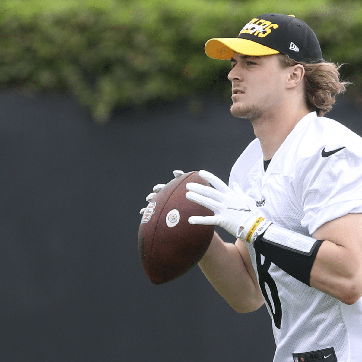 Steelers QB Kenny Pickett gives love to Calvin Austin III