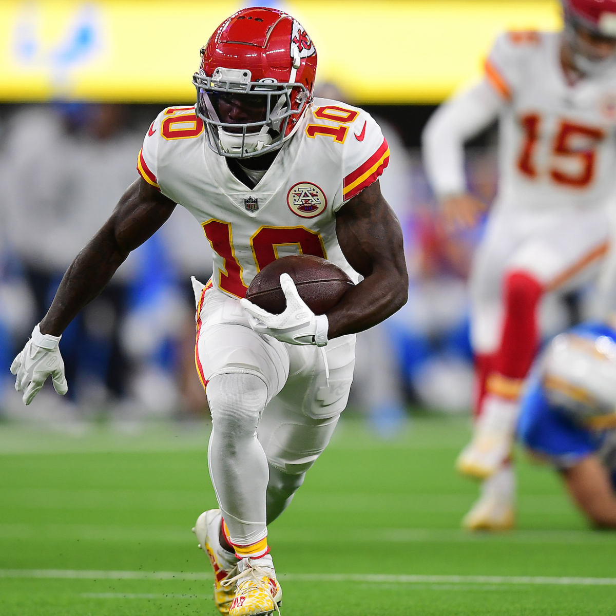 Chiefs trade Tyreek Hill to Dolphins for five draft picks, including a 2022  first-rounder 