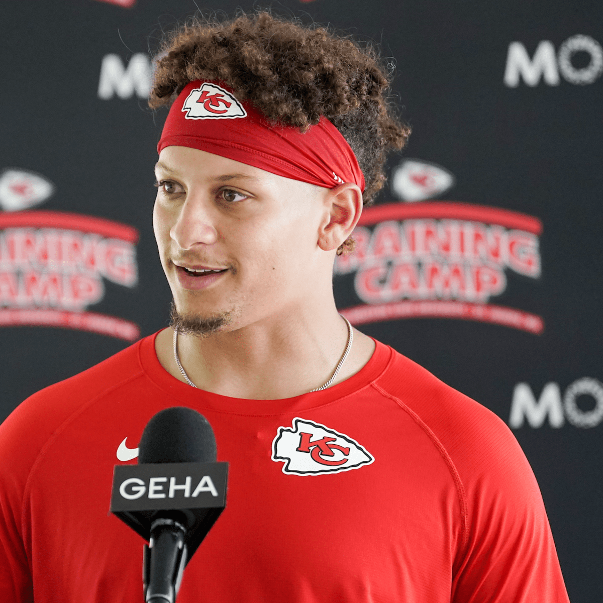 Patrick Mahomes casually throws behind his back, offhanded in practice