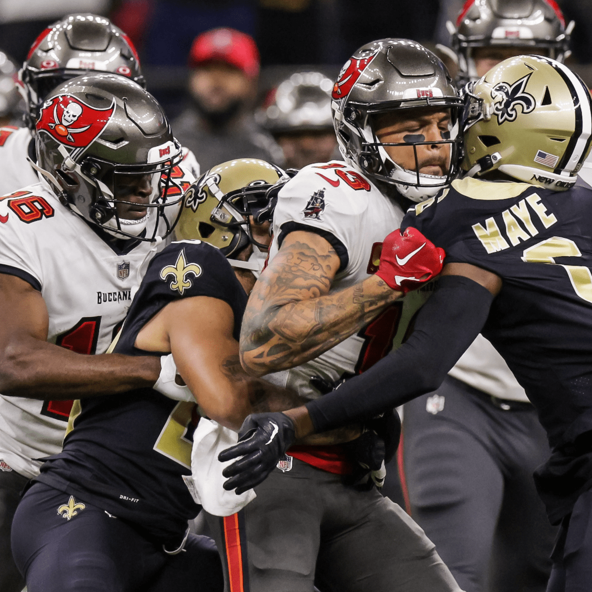 buccaneers WR @mikeevans feeding Marshon Lattimore and the @saints an “L”!  😂 #GoBucs