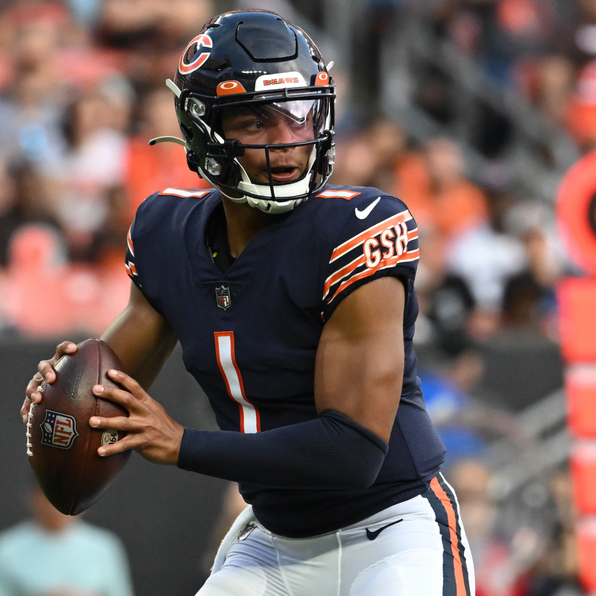 Bears' Justin Fields receives praise from team's new Pro Bowl LB