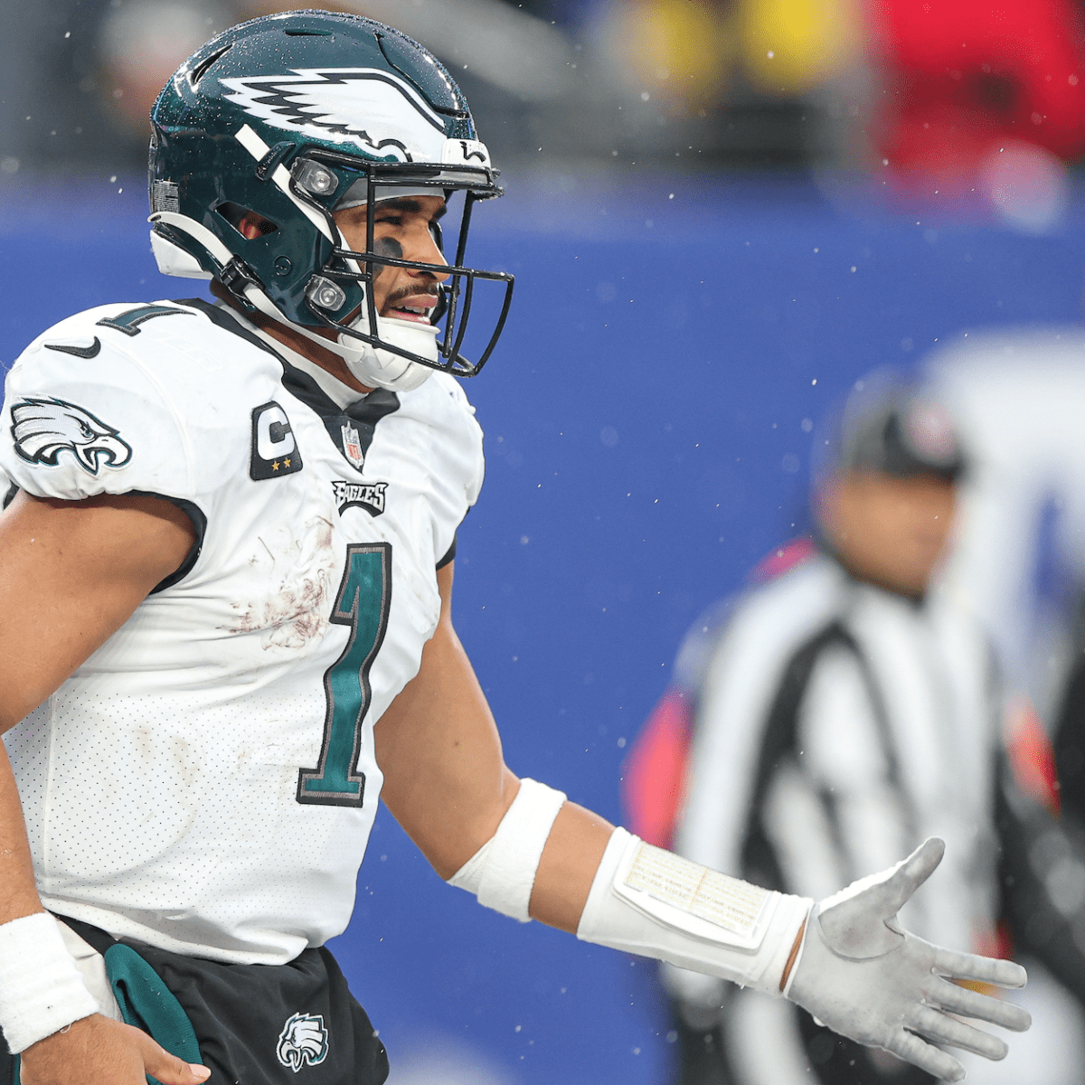 Jalen Hurts makes a statement early as Eagles soar past Giants and