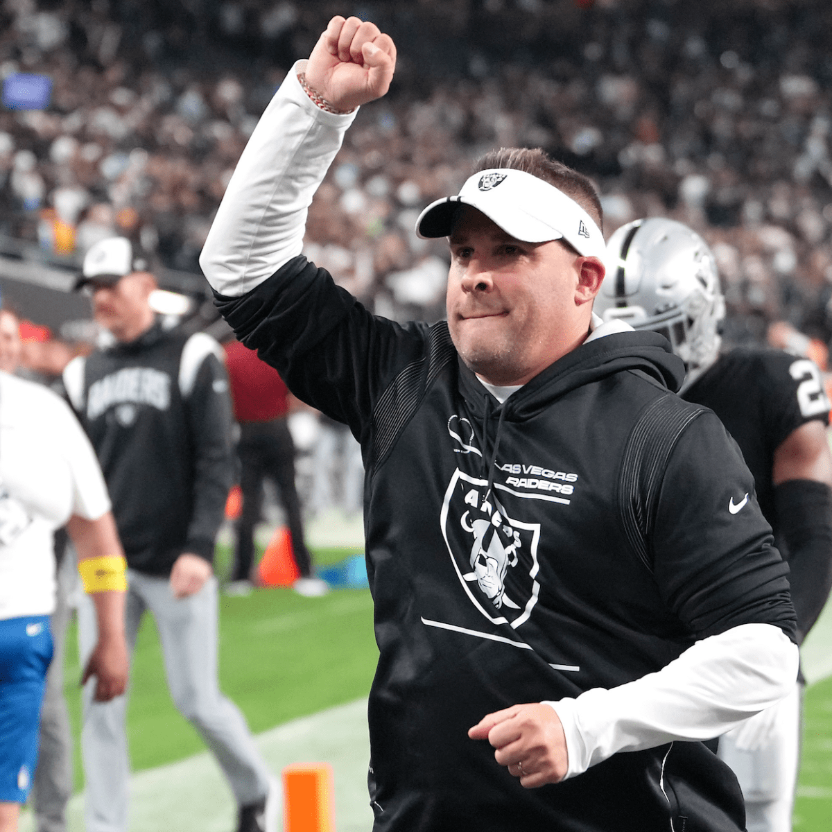 Josh McDaniels doesn't rule out benching Raiders' Derek Carr