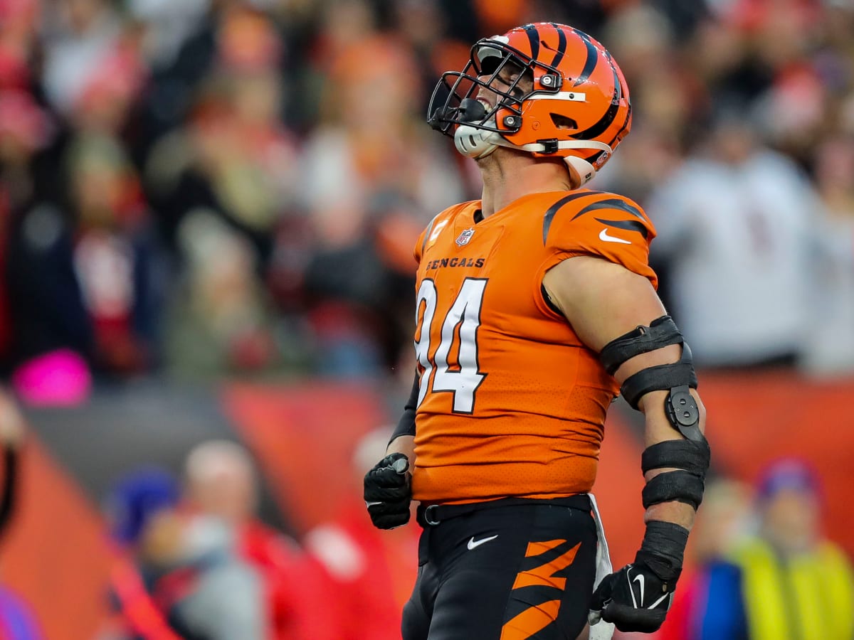 Cincinnati Bengals' Sam Hubbard flexes as he walks to the stadium